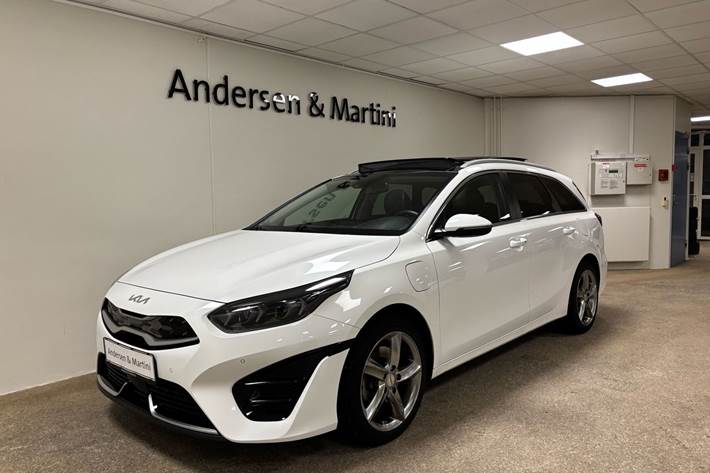 Hvid Kia Ceed fra 2022 set udefra