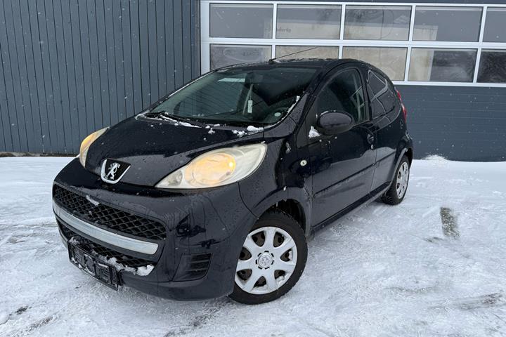 Sort Peugeot 107 fra 2011 set udefra
