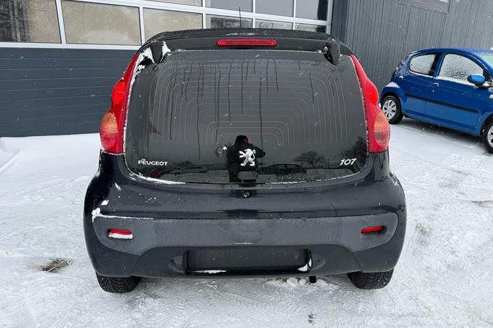 Sort Peugeot 107 fra 2011