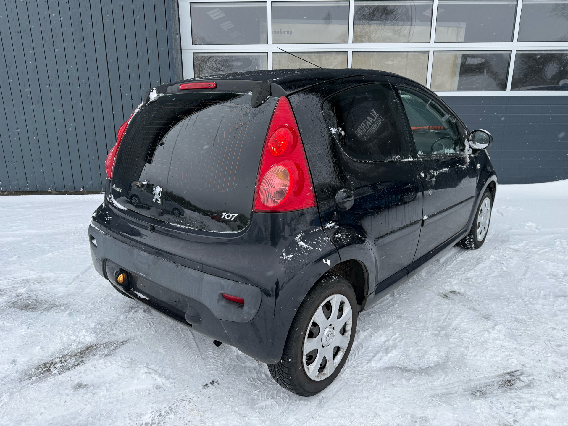 Sort Peugeot 107 fra 2011