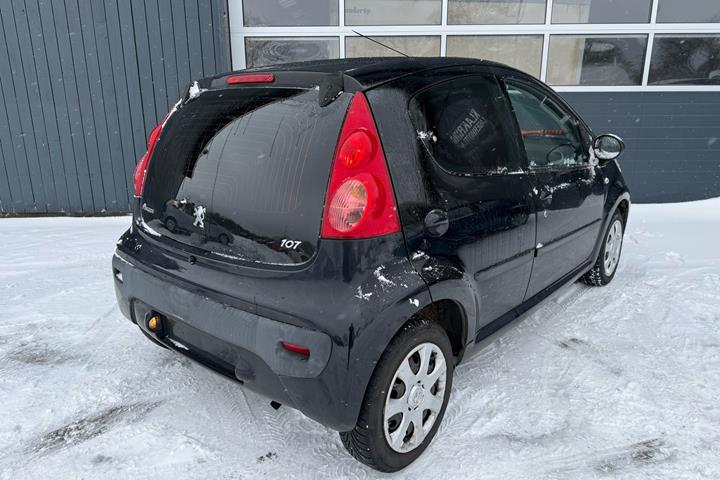 Sort Peugeot 107 fra 2011