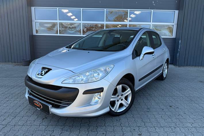 Sølv Peugeot 308 fra 2008 set udefra