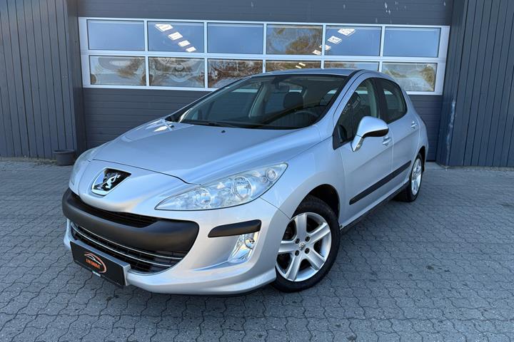 Sølv Peugeot 308 fra 2008 set udefra