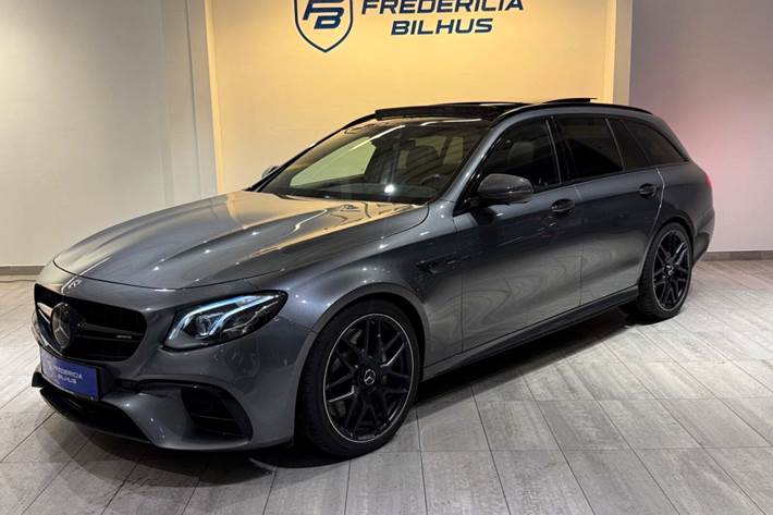 Grå Mercedes E63 fra 2018 set udefra