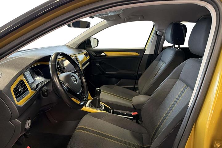 Gul VW T-Roc fra 2019 set indefra