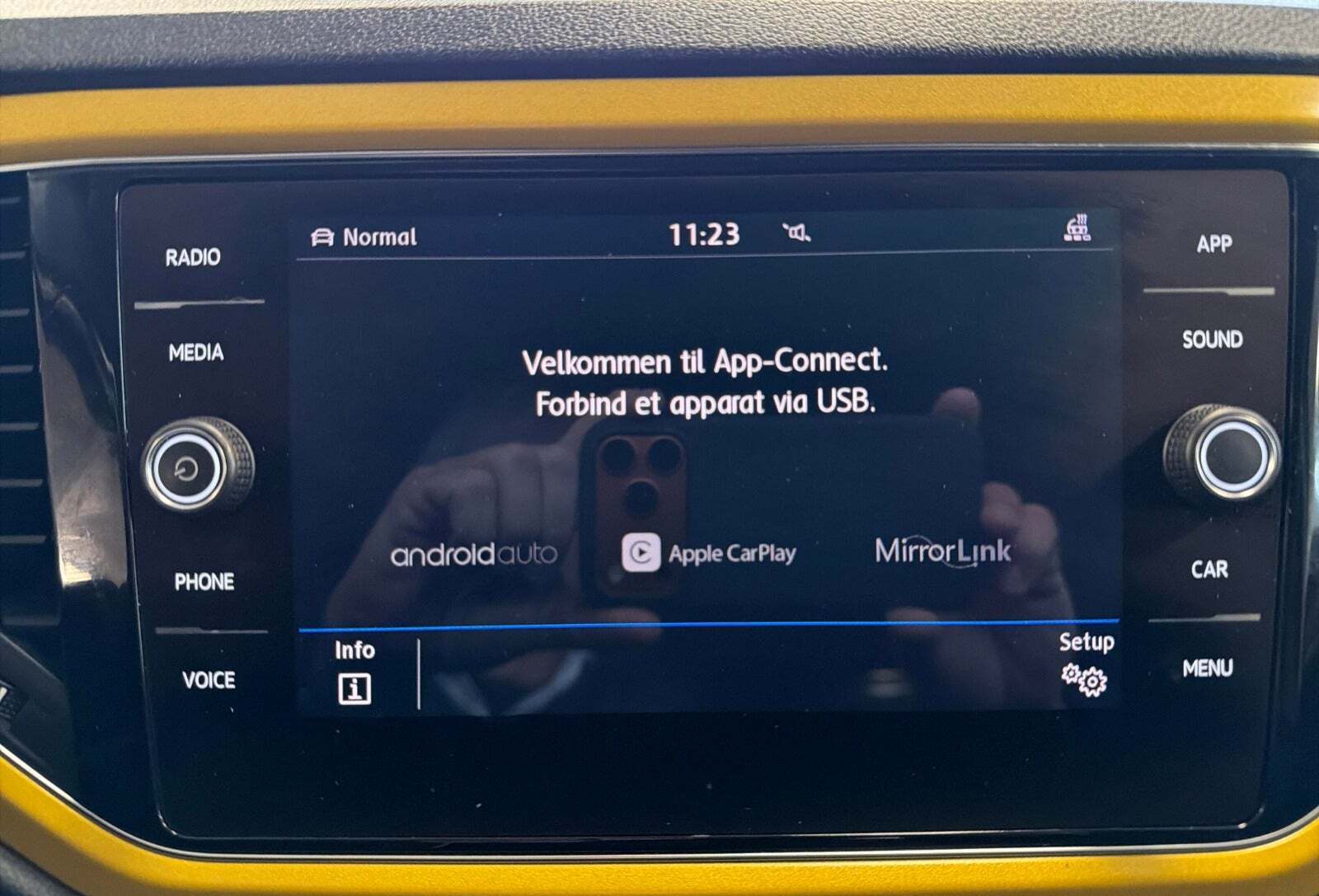 Gul VW T-Roc fra 2019 set indefra
