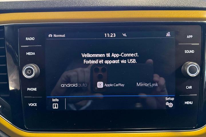 Gul VW T-Roc fra 2019 set indefra