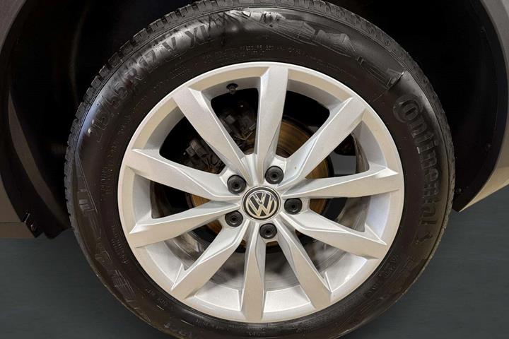 Gul VW T-Roc fra 2019 set udefra