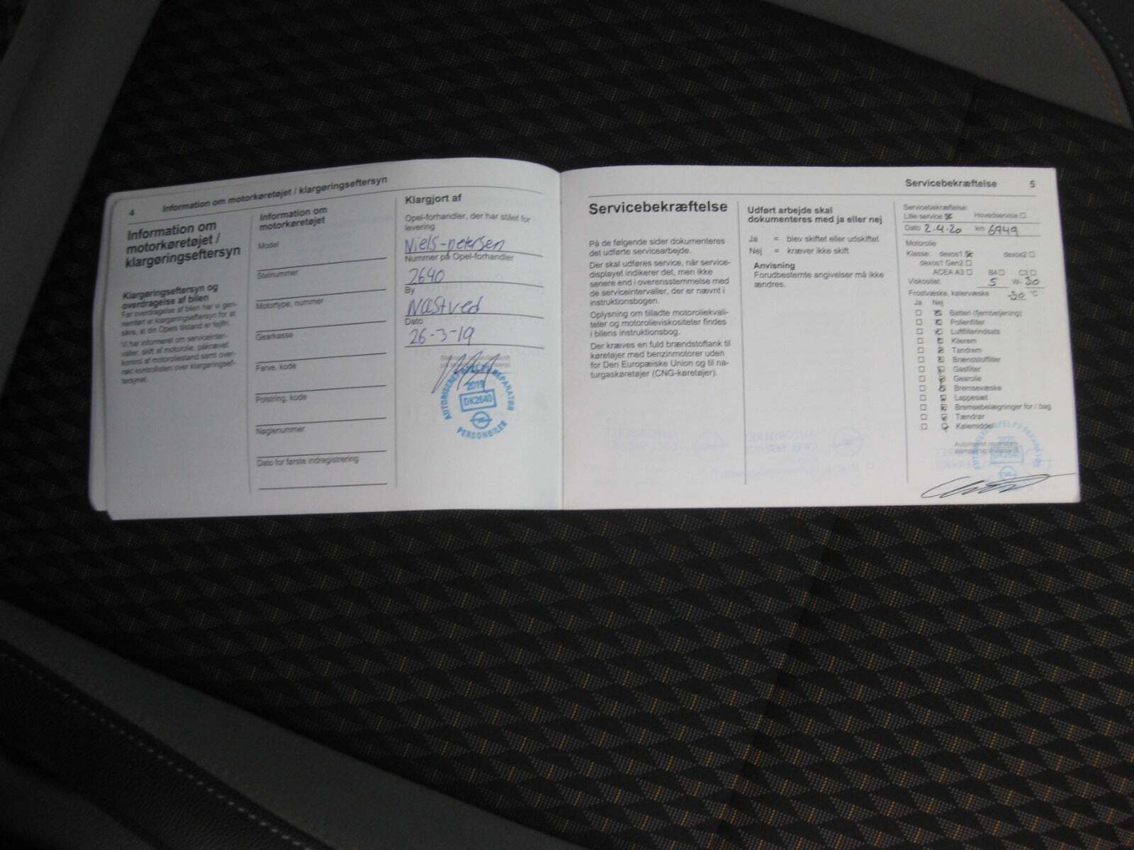 Grå Opel Crossland X fra 2019