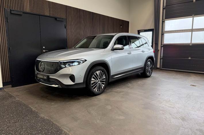 Sølv Mercedes EQB250+ fra 2025