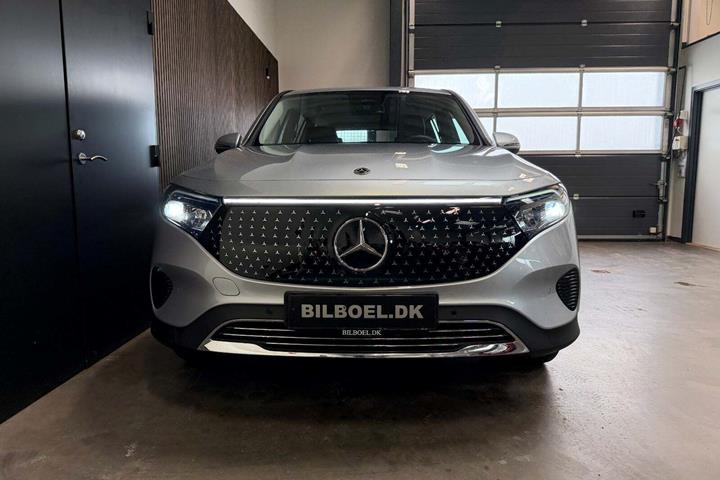 Sølv Mercedes EQB250+ fra 2025