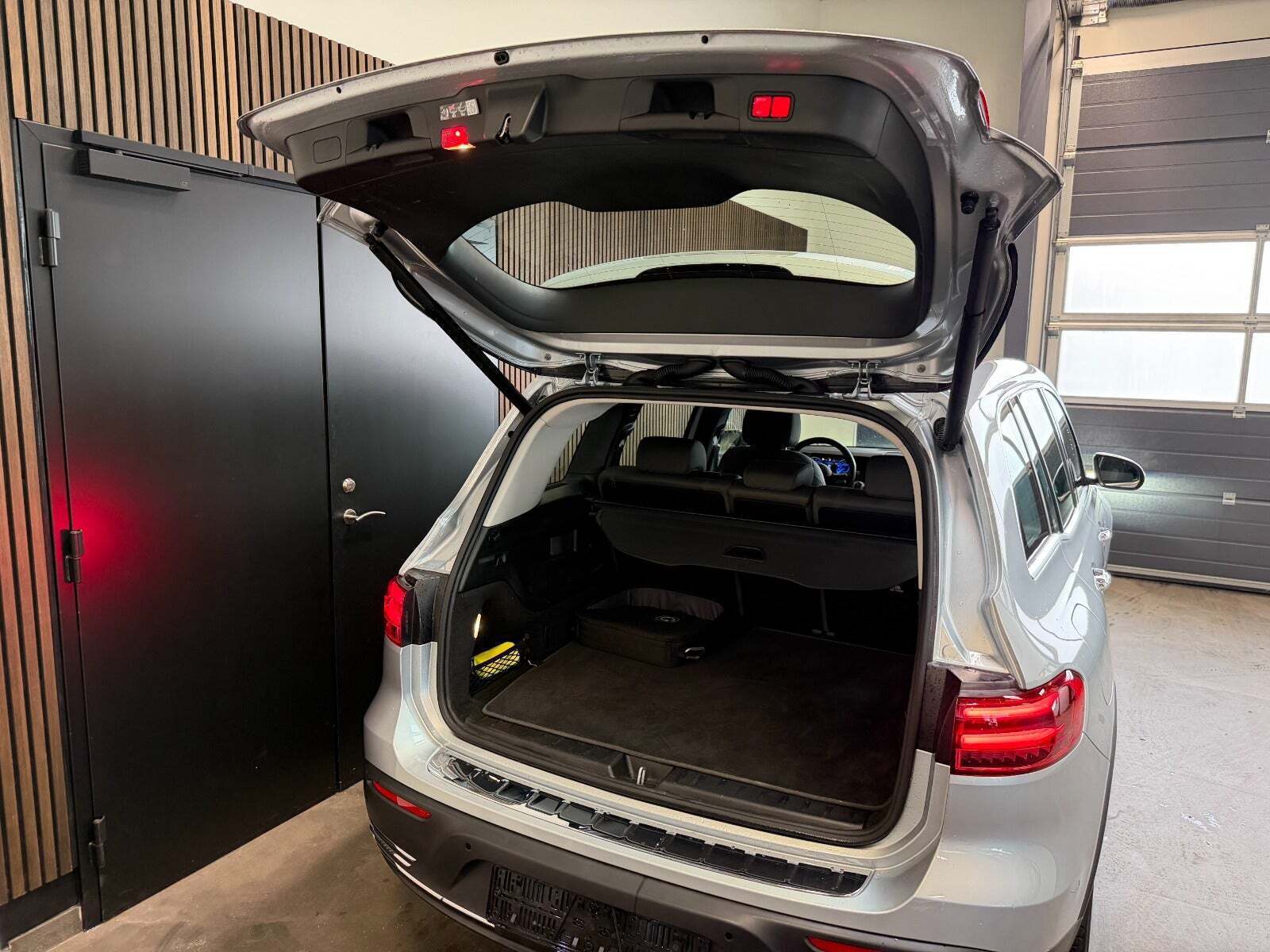 Sølv Mercedes EQB250+ fra 2025