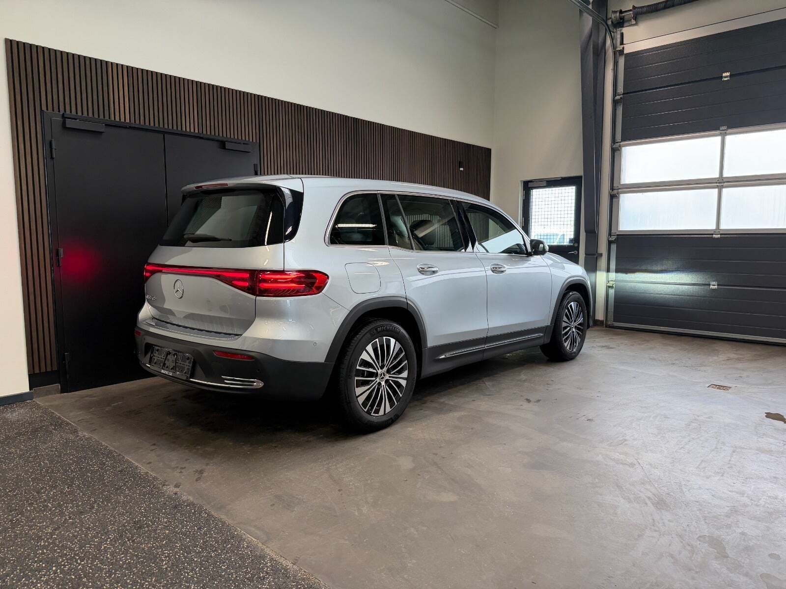 Sølv Mercedes EQB250+ fra 2025