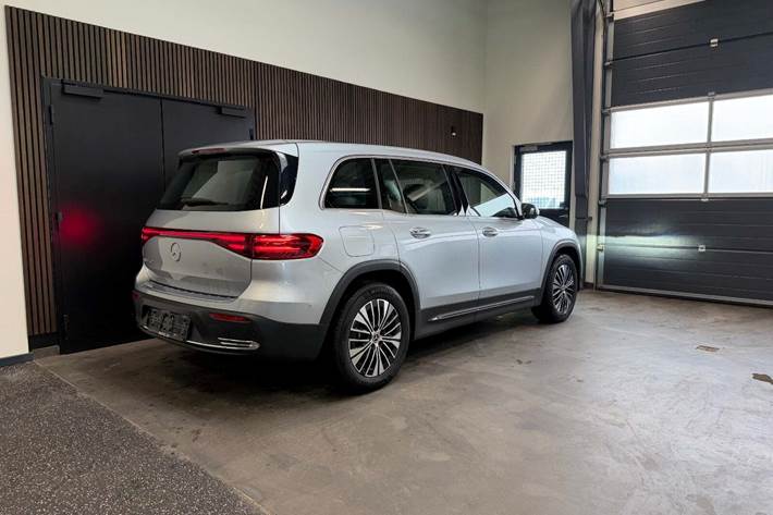 Sølv Mercedes EQB250+ fra 2025