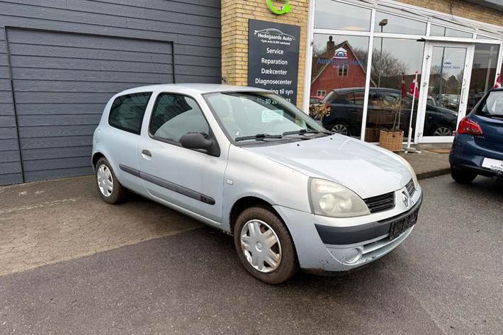 Blå Renault Clio II fra 2004 set udefra