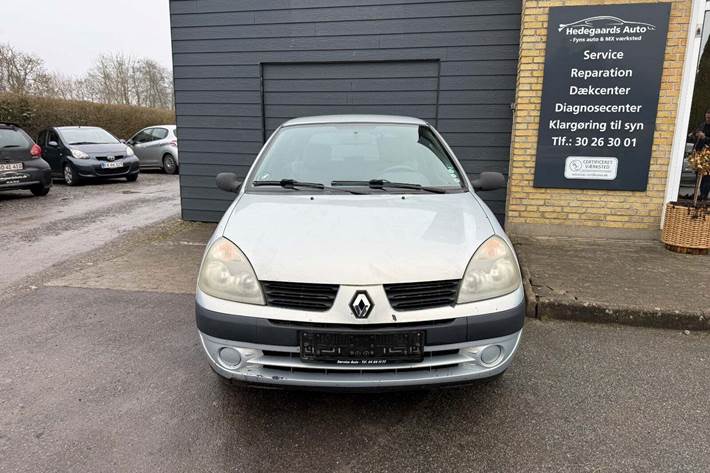 Blå Renault Clio II fra 2004 set udefra