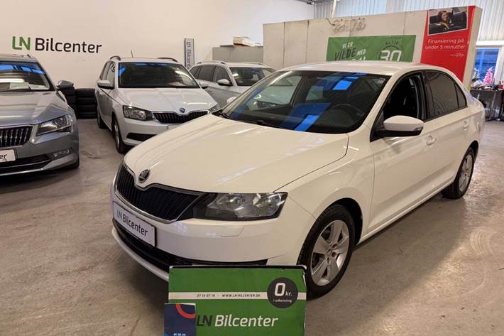 Hvid Skoda Rapid fra 2017 set udefra