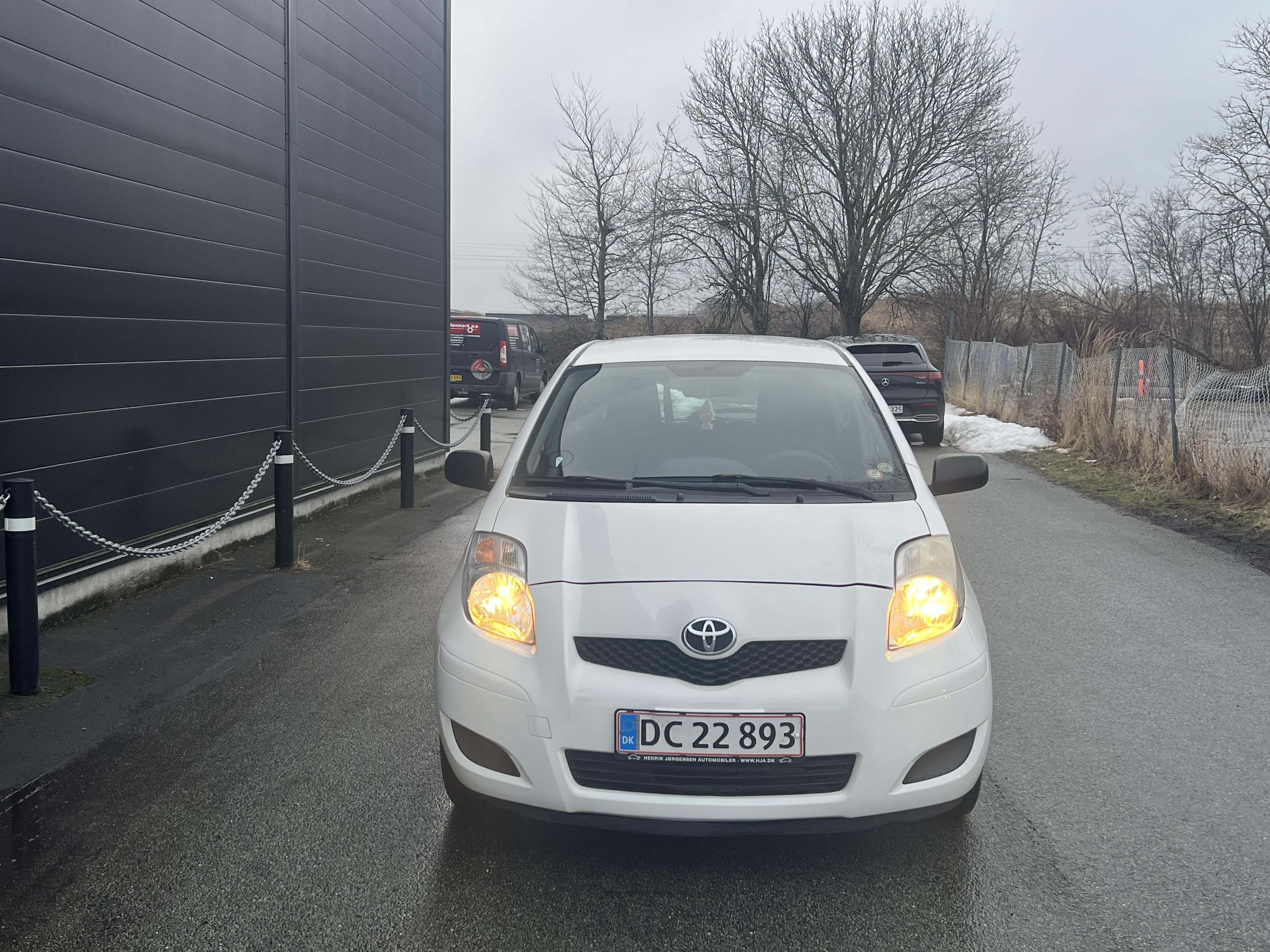 Hvid Toyota Yaris fra 2010