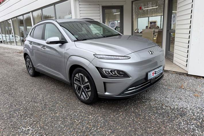 Sølv Hyundai Kona fra 2022 set udefra
