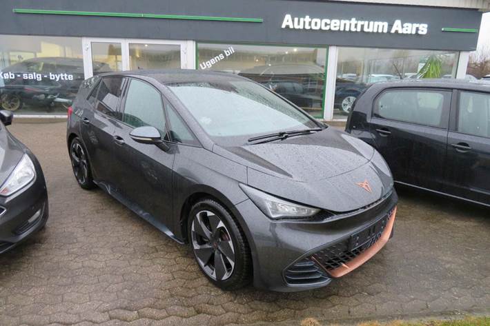 Grå Cupra Born fra 2022 set udefra