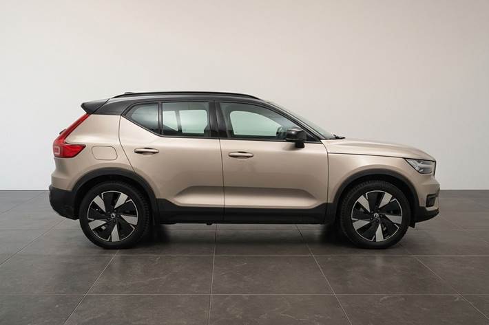 Beige Volvo XC40 fra 2023