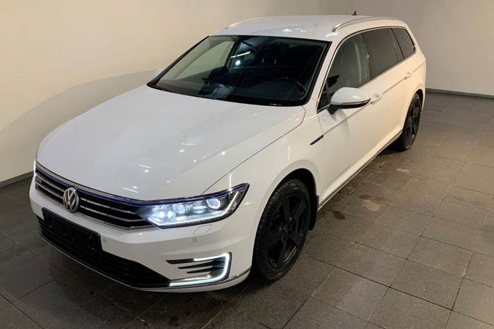 Hvid VW Passat fra 2018 set udefra