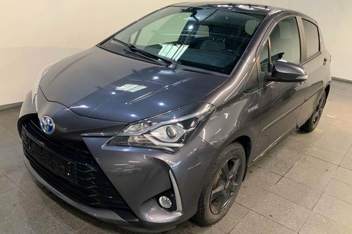 Grå Toyota Yaris fra 2017 set udefra