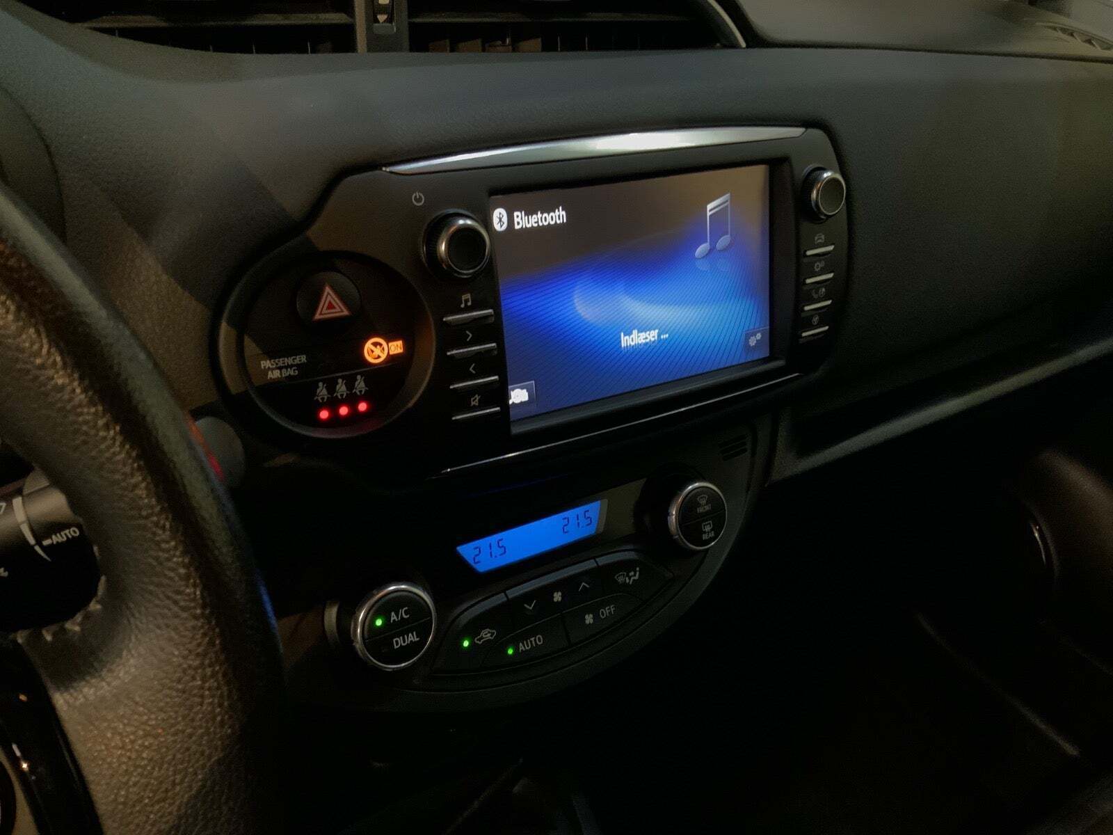 Grå Toyota Yaris fra 2017