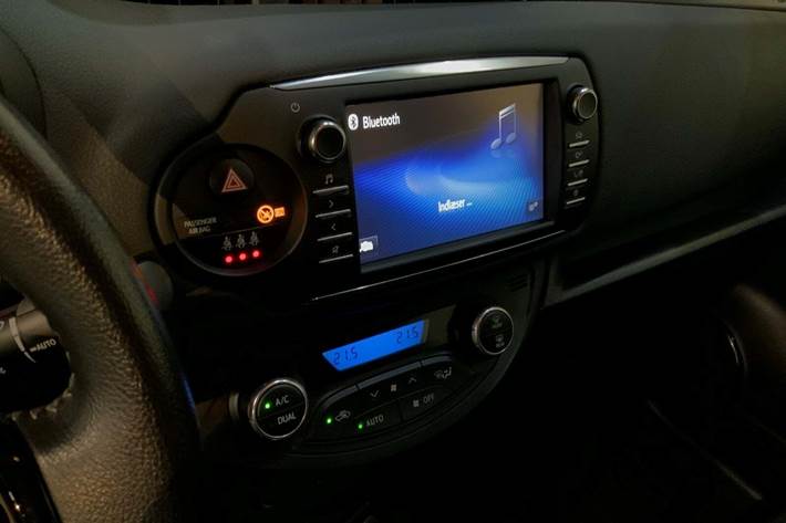 Grå Toyota Yaris fra 2017