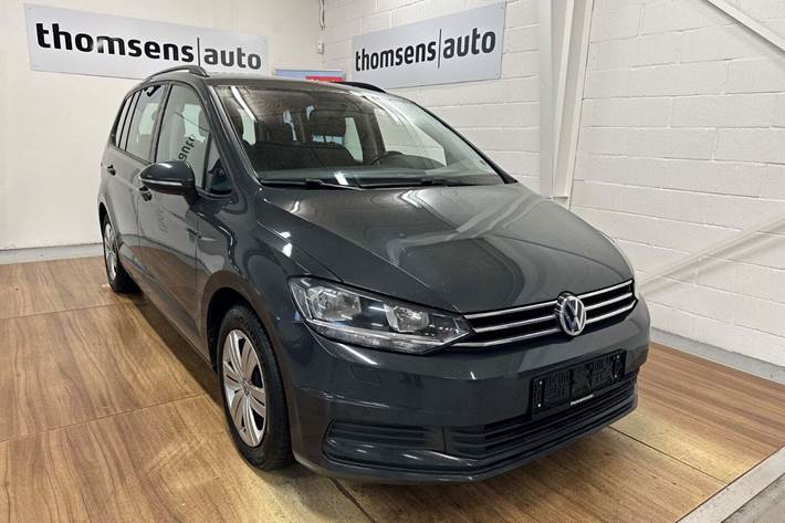 Grå VW Touran fra 2016 set udefra