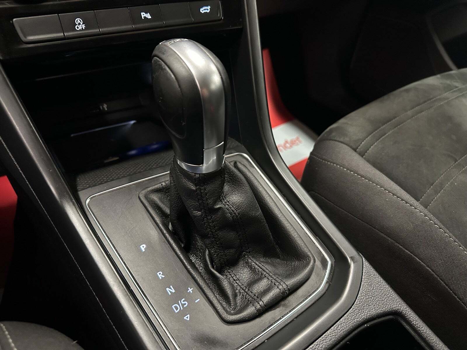 Grå VW Touran fra 2016