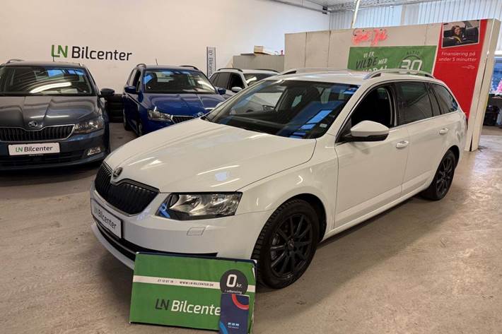 Hvid Skoda Octavia fra 2016 set udefra