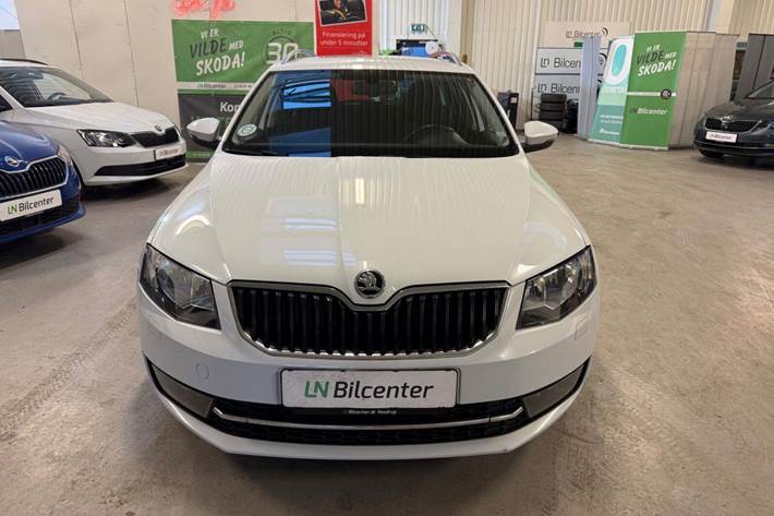 Hvid Skoda Octavia fra 2016