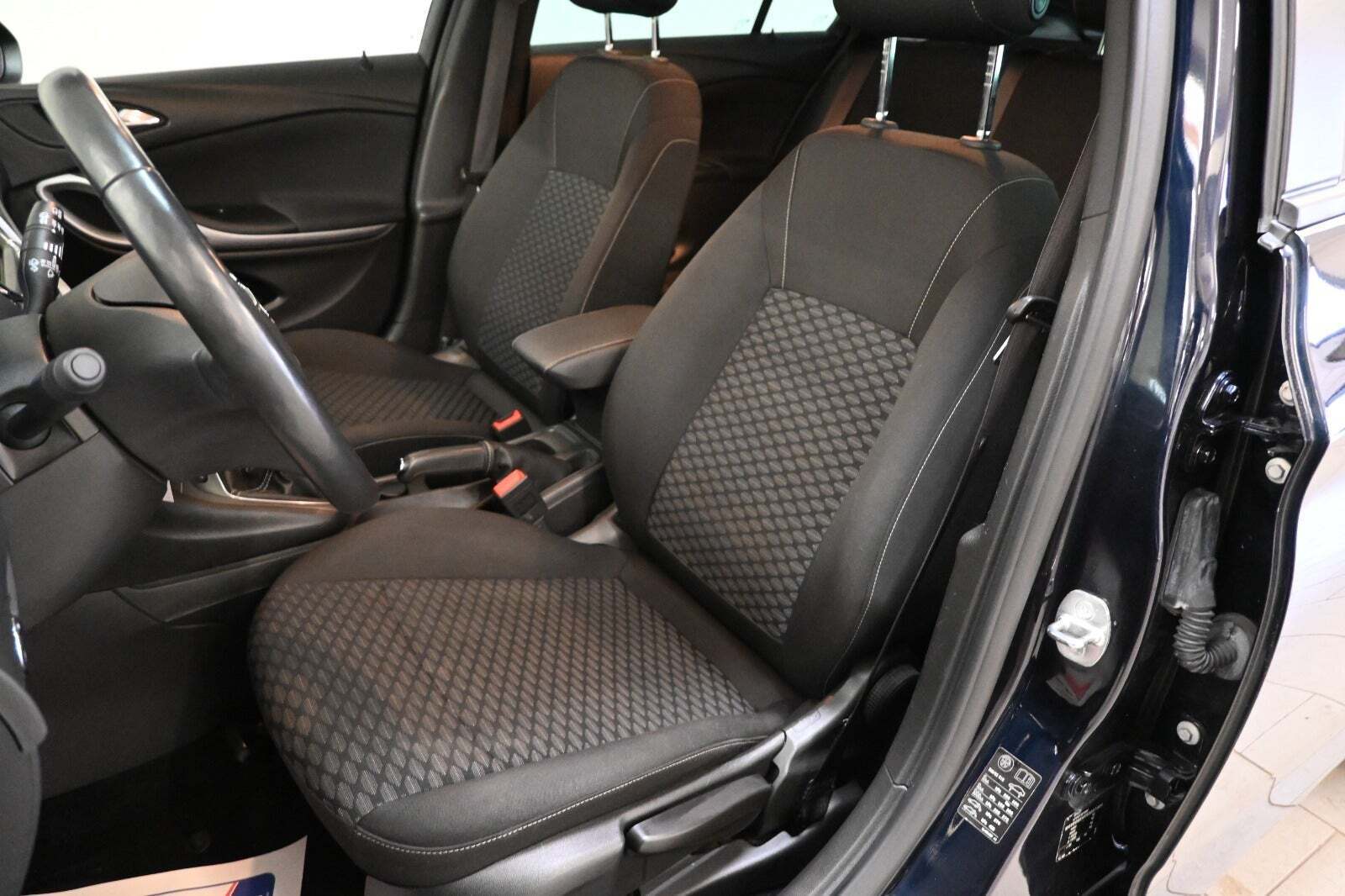 Blå Opel Astra fra 2019