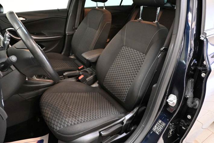 Blå Opel Astra fra 2019