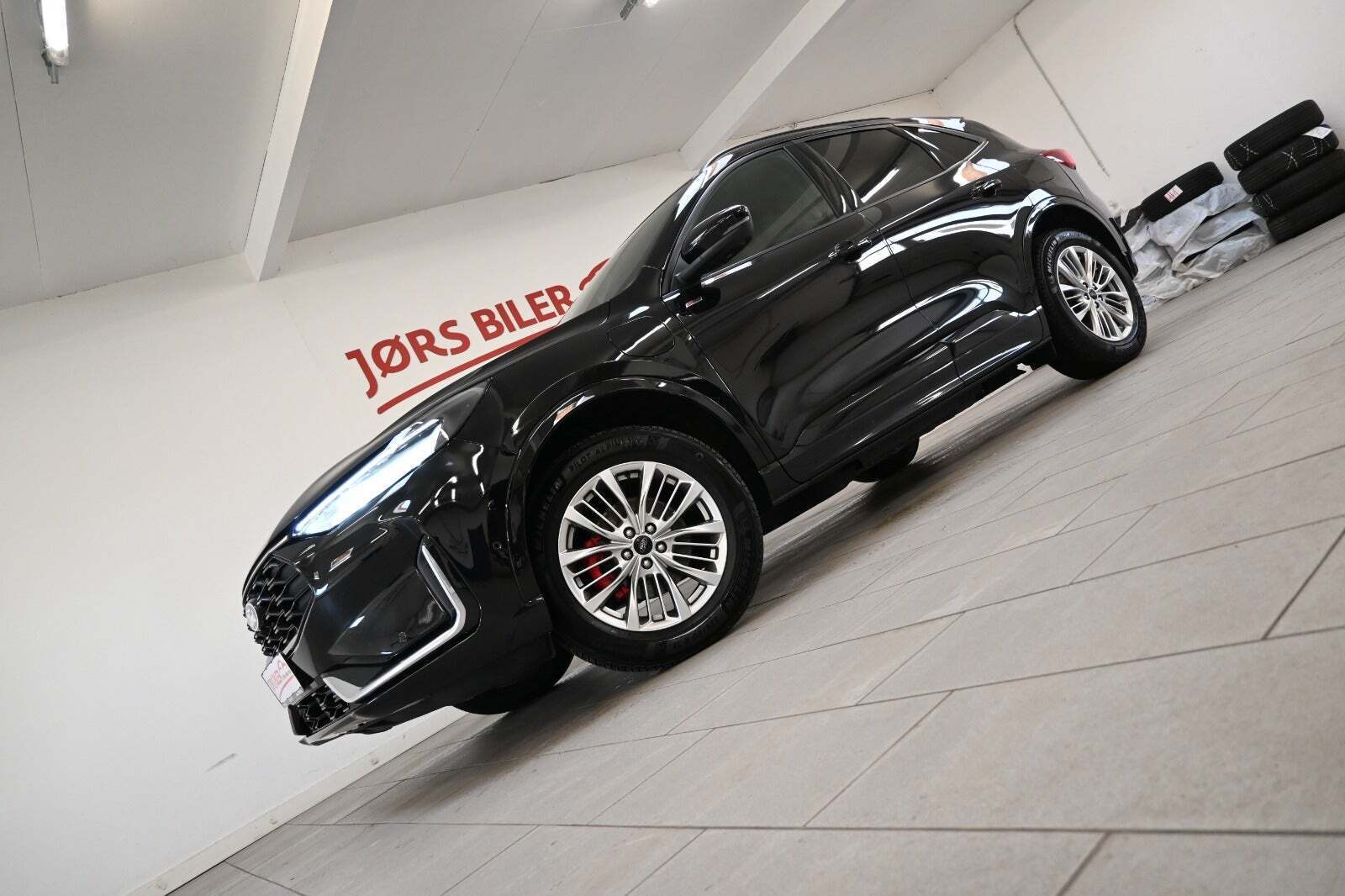 Sort Ford Kuga fra 2024 set udefra