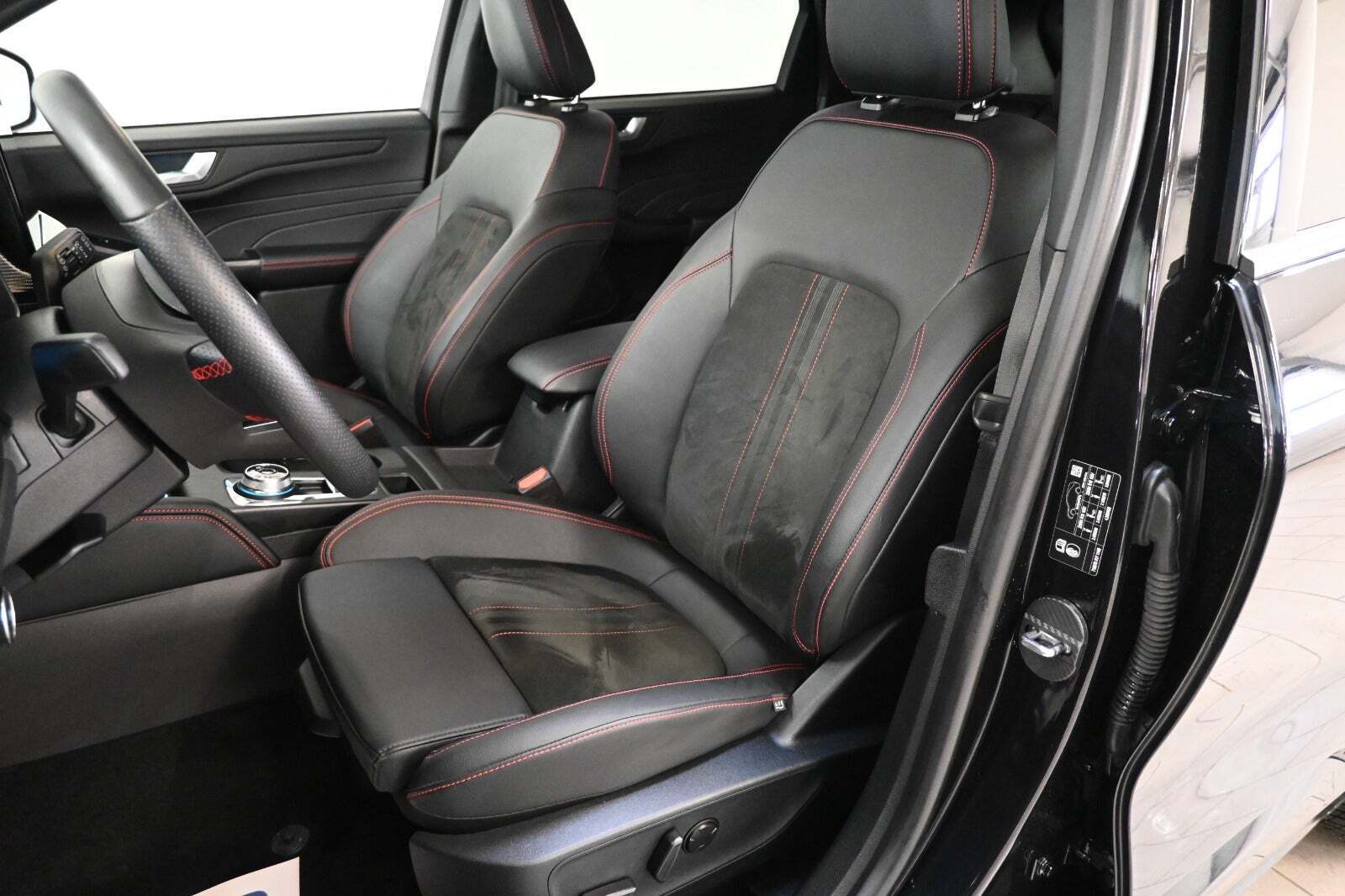 Sort Ford Kuga fra 2024