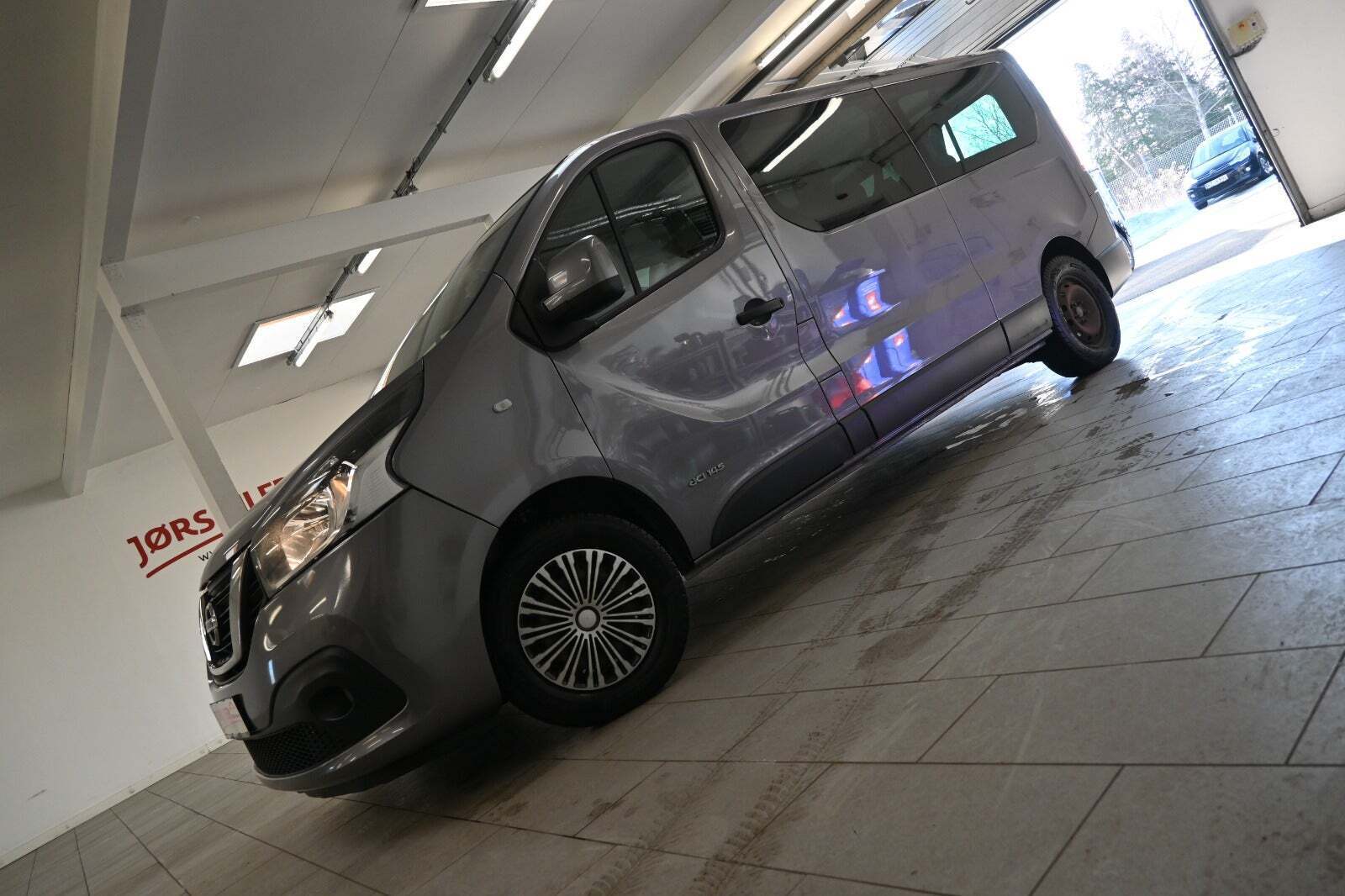 Grå Nissan NV300 fra 2018