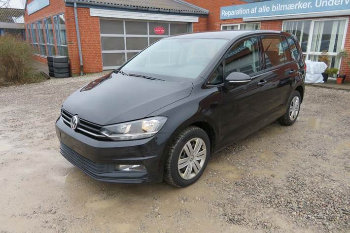 Sort VW Touran fra 2016 set udefra