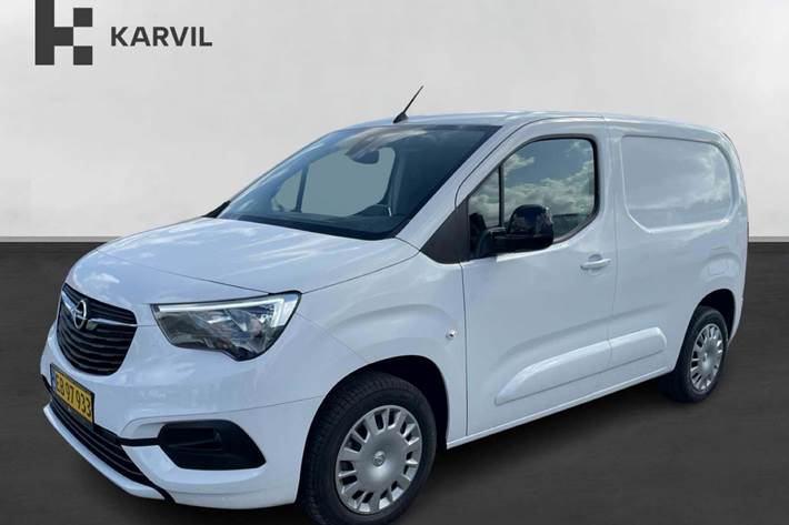 Hvid Opel Combo fra 2023 set udefra