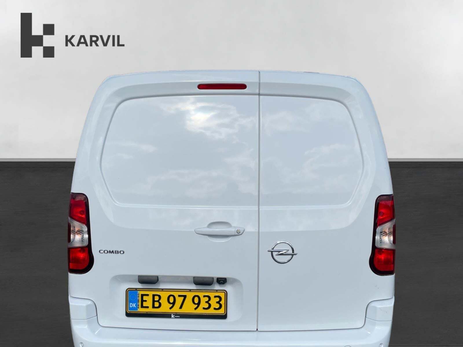 Hvid Opel Combo fra 2023 set udefra