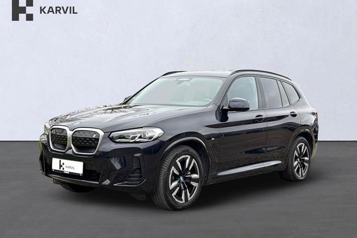 Blå BMW iX3 fra 2022 set udefra