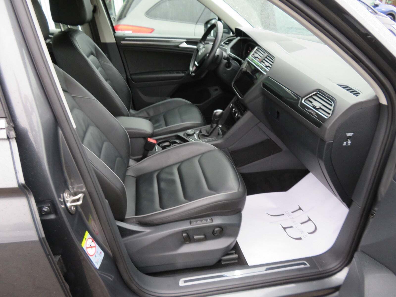 Grå VW Tiguan fra 2019