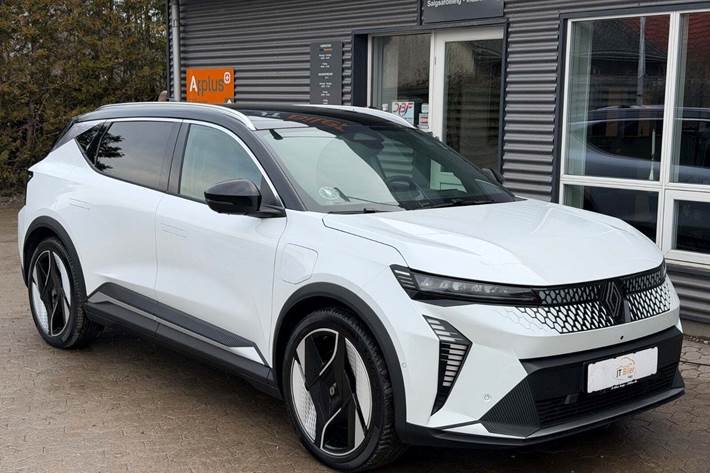Hvid Renault Scenic E-Tech fra 2024 set udefra