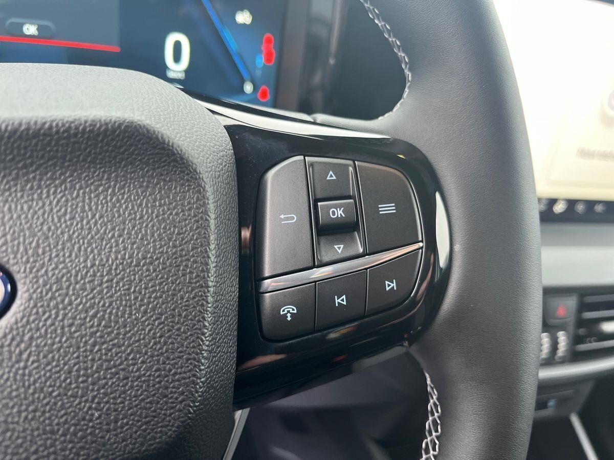 Hvid Ford E-Transit Courier fra 2025 set indefra