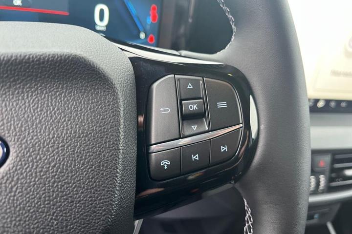 Hvid Ford E-Transit Courier fra 2025 set indefra