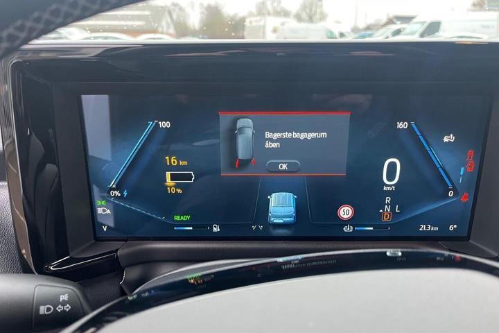 Hvid Ford E-Transit Courier fra 2025 set indefra