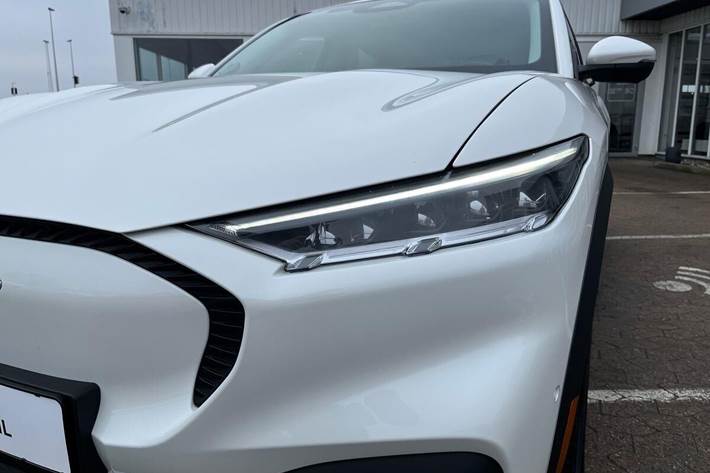 Hvid Ford Mustang Mach-E fra 2021