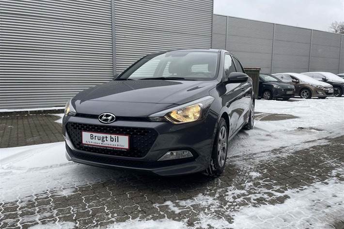 Grå Hyundai i20 fra 2017 set udefra