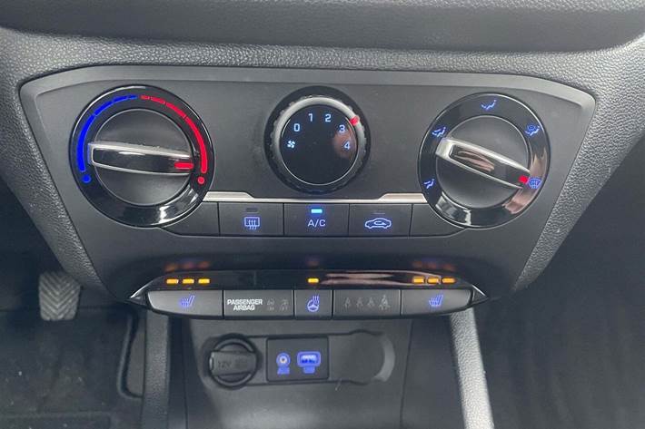 Grå Hyundai i20 fra 2017